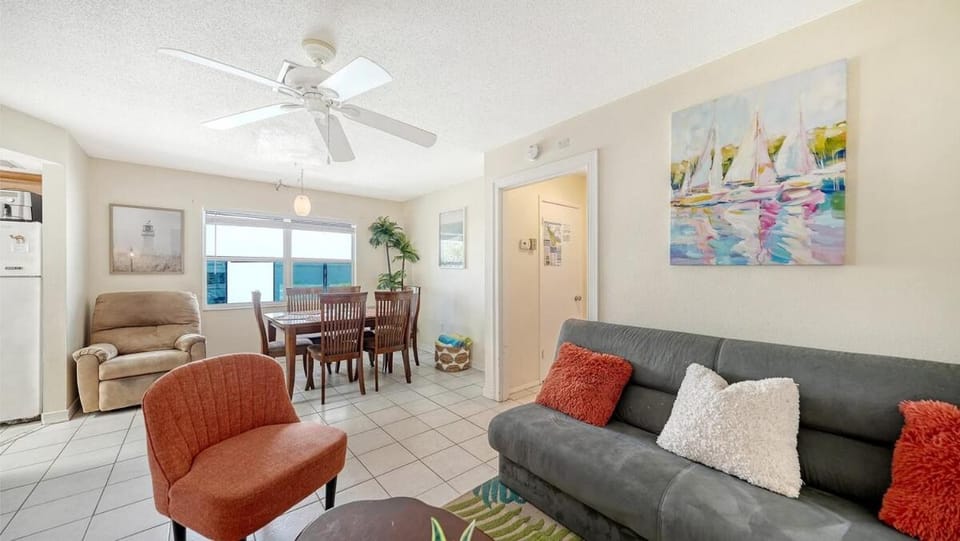 1L Lido Key Steps to Beach Walk to St Armands Apartment in Lido Key