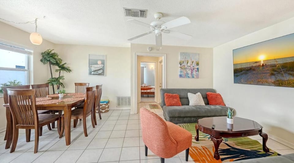 1L Lido Key Steps to Beach Walk to St Armands Apartment in Lido Key
