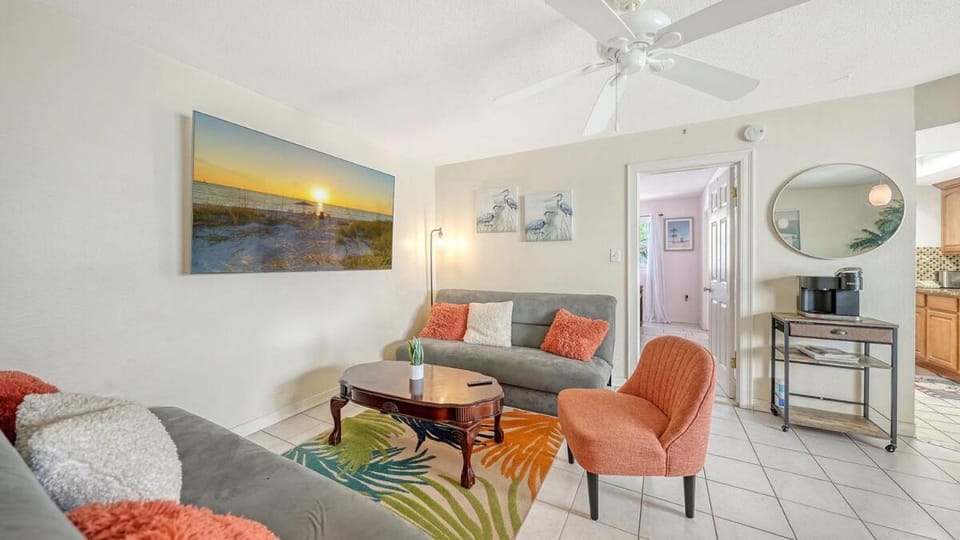 1L Lido Key Steps to Beach Walk to St Armands Apartment in Lido Key