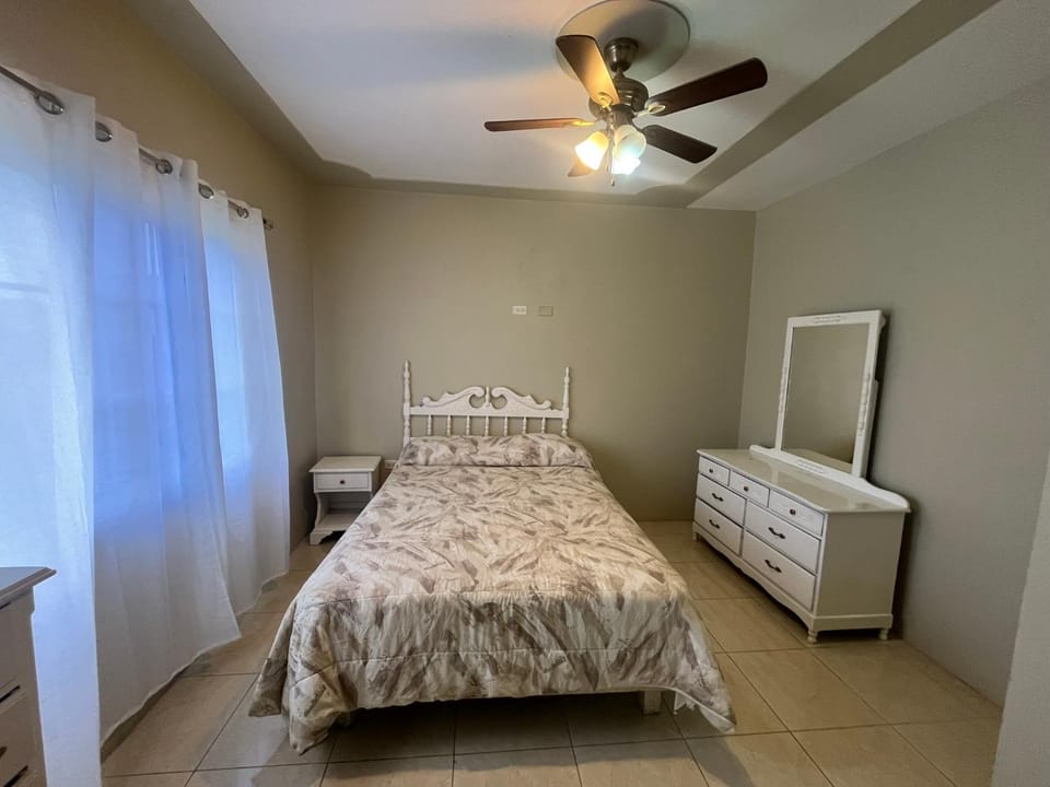Sunshine Serenity Fast WiFi and Hot Showers Apartment in Runaway Bay
