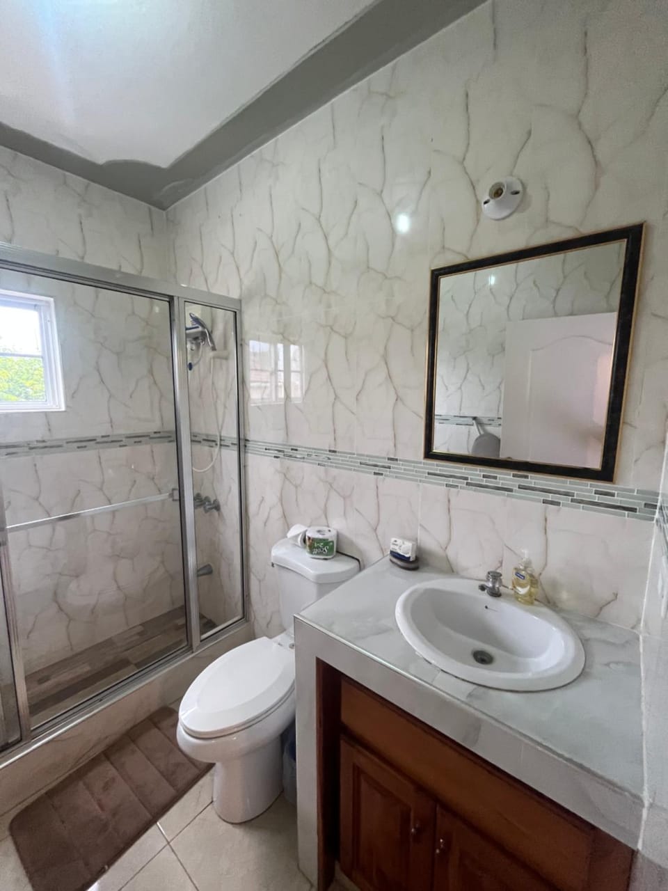 Sunshine Serenity Fast WiFi and Hot Showers Apartment in Runaway Bay