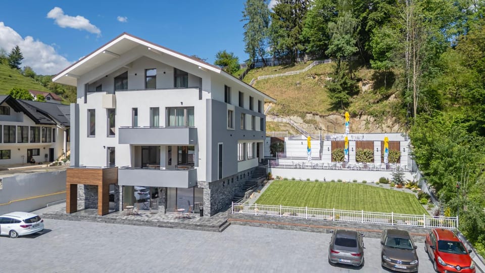 Property building, Day, Natural landscape, Bird's eye view, Street view, Location, Parking