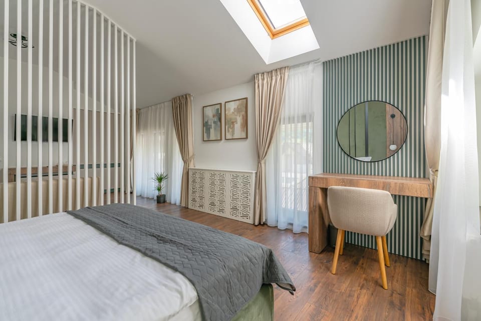 Bed, Photo of the whole room, Seating area, Bedroom