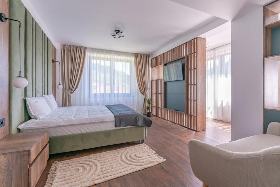 Bed, TV and multimedia, Living room, Photo of the whole room, Seating area, Bedroom