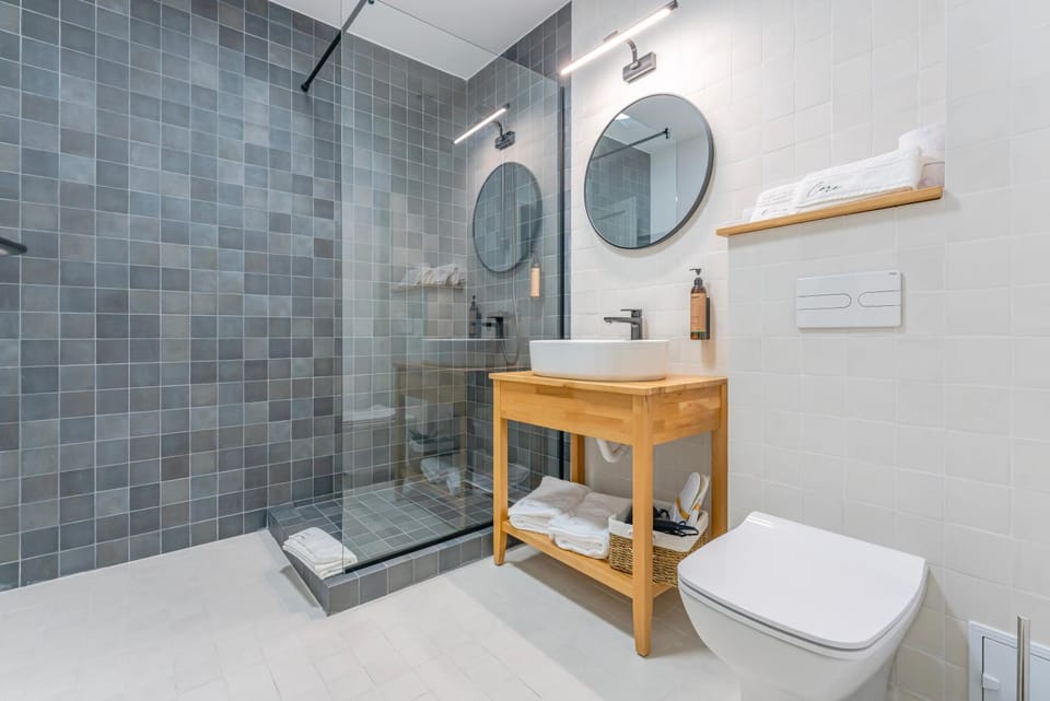 Shower, Toilet, Bathroom, towels