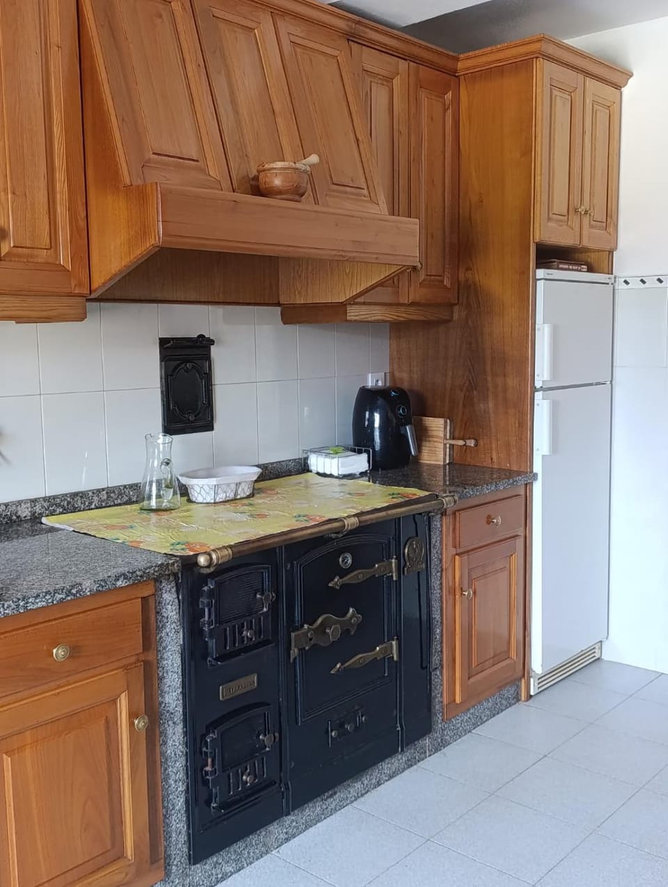 Coffee/tea facilities, Kitchen or kitchenette, Food, Breakfast, Dinner, microwave, pet friendly, storage, stove, toaster, wardrobe
