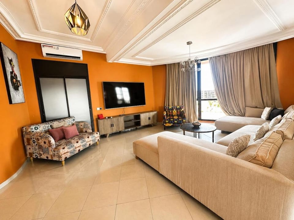 Luxury 4-BR Duplex with Private Rooftop & Jacuzzi in Guéliz Apartment in Marrakesh