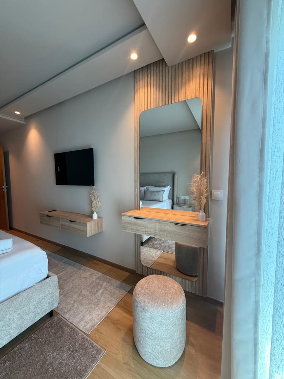 Bed, TV and multimedia, Photo of the whole room, Bedroom, towels