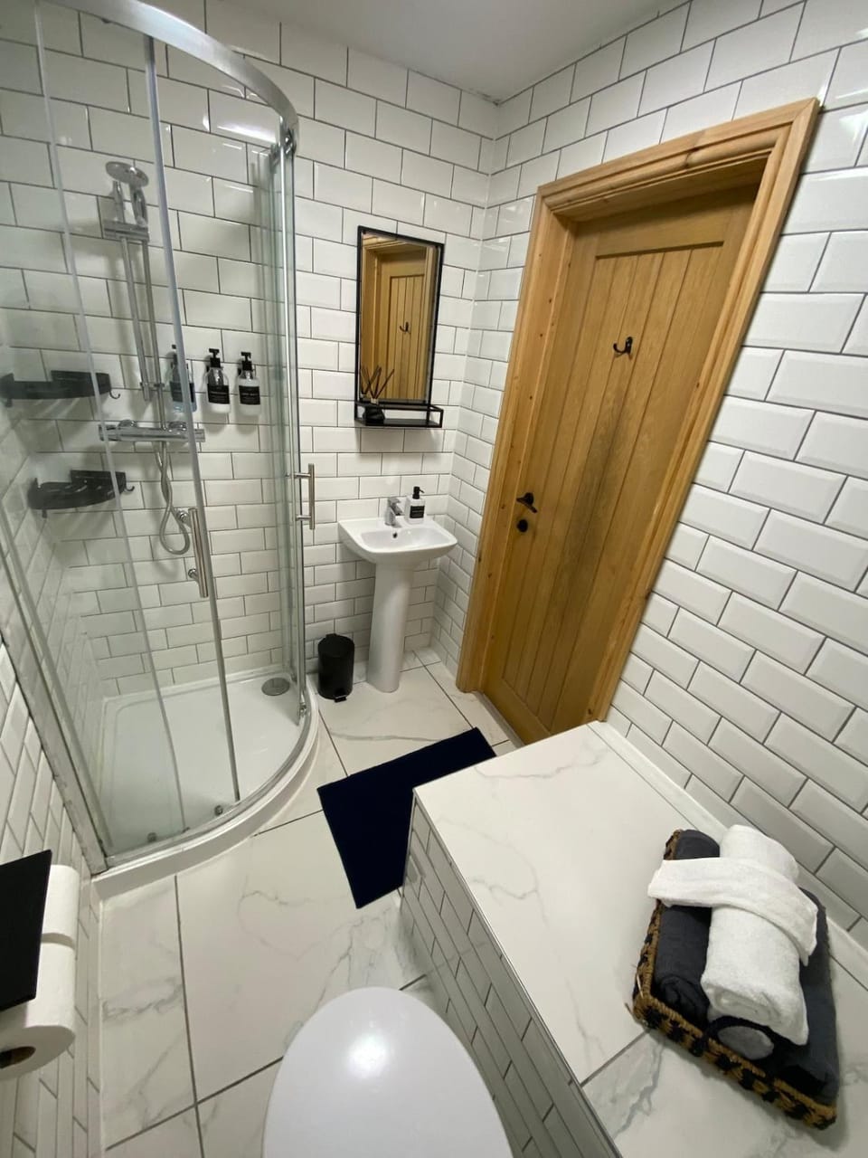 Modern 2 Bedroom City House - Free Parking Apartment in Swansea