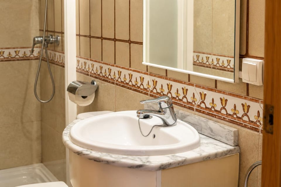 Shower, Toilet