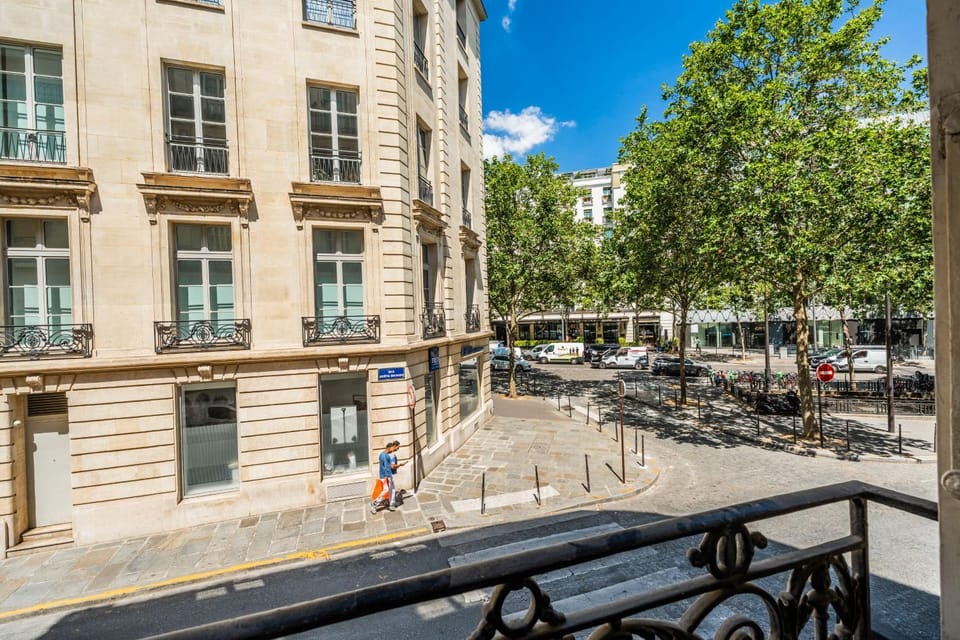 Prestige et Elégance aux Champs Elysees 80m2 Apartment in Paris