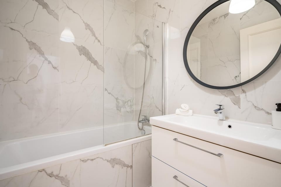 Prestige et Elégance aux Champs Elysees 80m2 Apartment in Paris