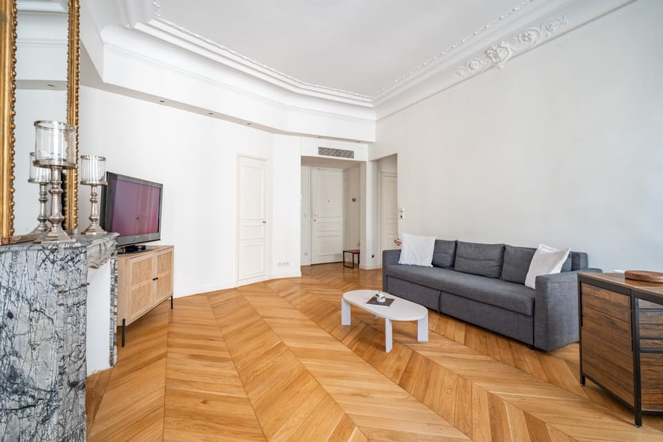 Prestige et Elégance aux Champs Elysees 80m2 Apartment in Paris