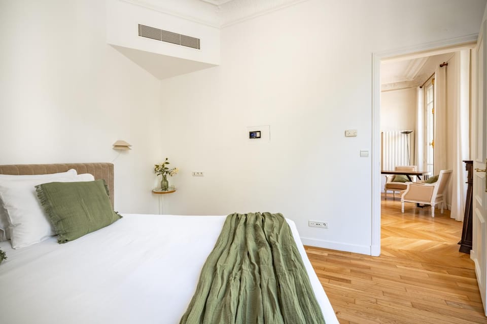 Prestige et Elégance aux Champs Elysees 80m2 Apartment in Paris