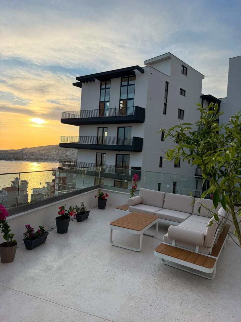 View (from property/room), Balcony/Terrace, Seating area, Evening entertainment, Sea view, Sunrise, Sunset, sunbed
