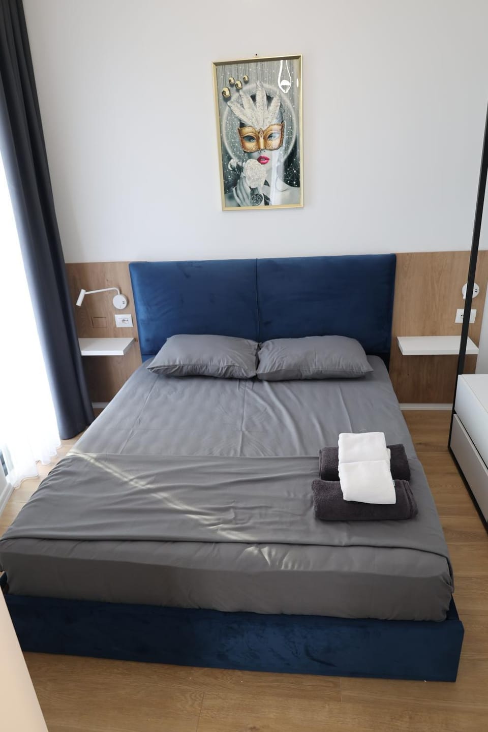 Photo of the whole room, Bedroom