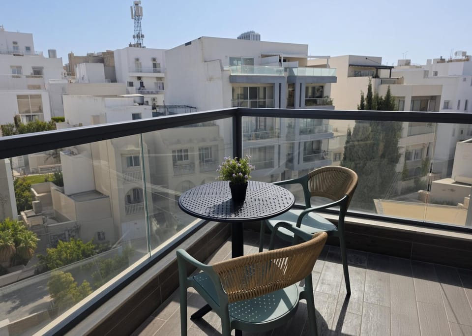 Modern Swieqi Apartment Sleeps 6 10 mins to StJulians Apartment in Saint Julians