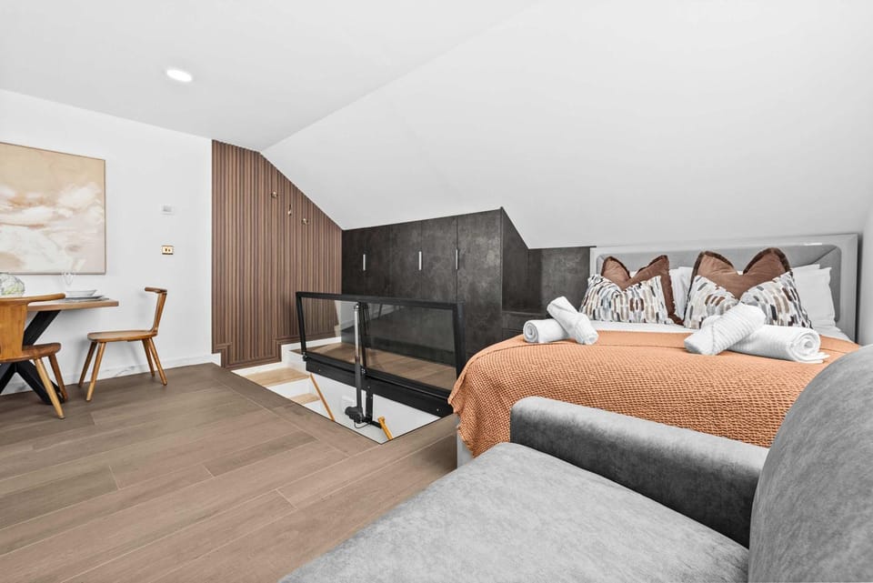 Bed, Photo of the whole room, Seating area, Bedroom