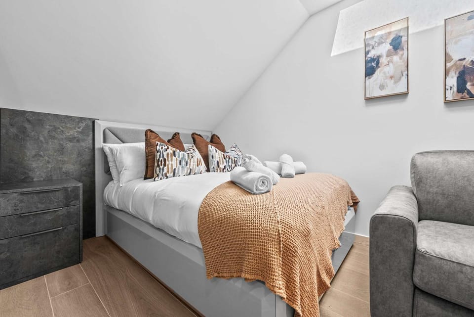 Bed, Bedroom, towels