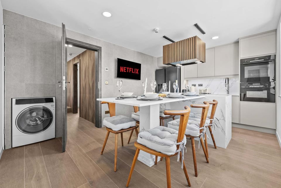 Kitchen or kitchenette, Seating area, Dining area, oven, washing machine