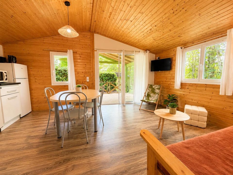 Chalet 6 pers aux Hameaux de Miel Piscine et Lac Campground/ 
RV Resort in Nouvelle-Aquitaine