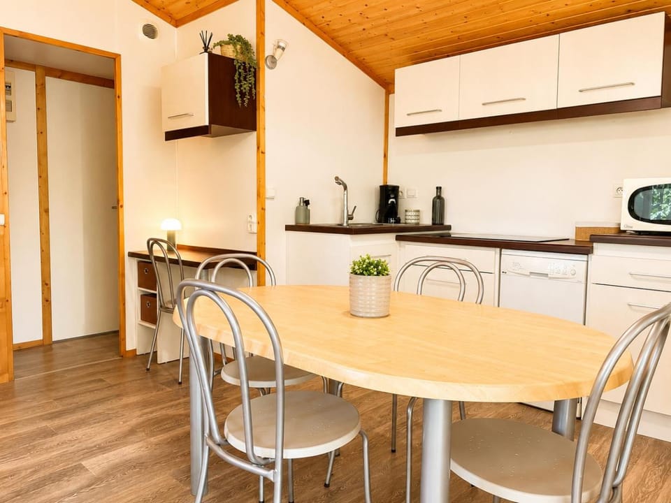 Chalet 6 pers aux Hameaux de Miel Piscine et Lac Campground/ 
RV Resort in Nouvelle-Aquitaine
