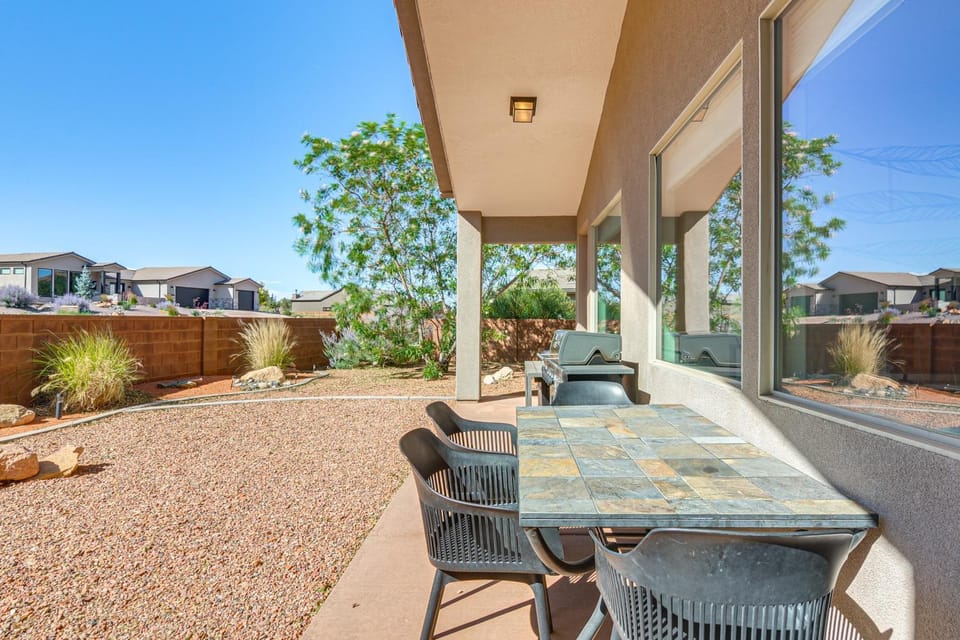 Red Rock Views, Pool Access! Zion Nat’l Park Base House in Kanab