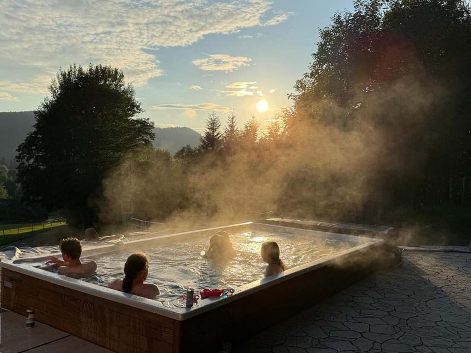 Hot Tub, Swimming pool