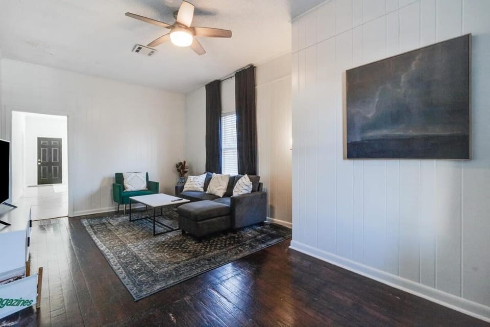 Freetown Hideaway-Private Room Shared Kitchen & Free Parking House in Freetown-Port Rico