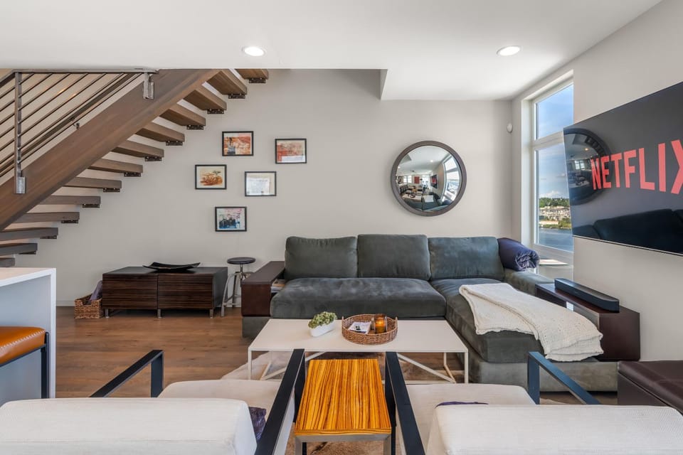 Amazing Sunset! AC-Modern Home-Parking-Near Stadium Apartment in Lake Union