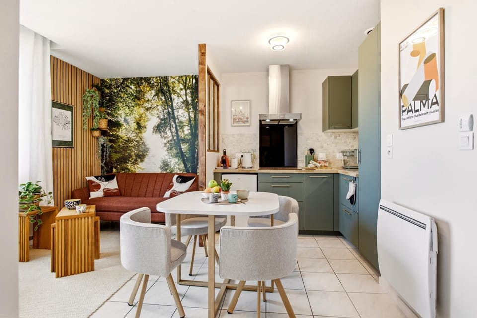 TV and multimedia, Kitchen or kitchenette, Living room, Seating area, Dining area, stove