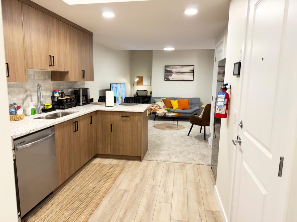 Luxury Private Suite, Near Calgary Airport Apartment in Calgary