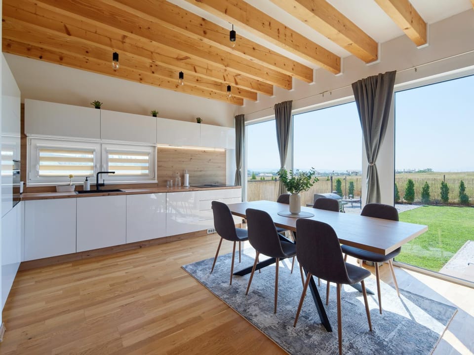 Dining area, kitchen