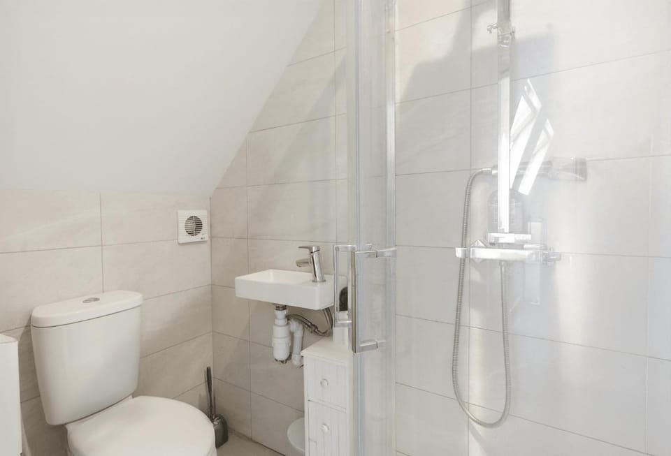 Shower, Toilet, Bathroom, bidet, towels