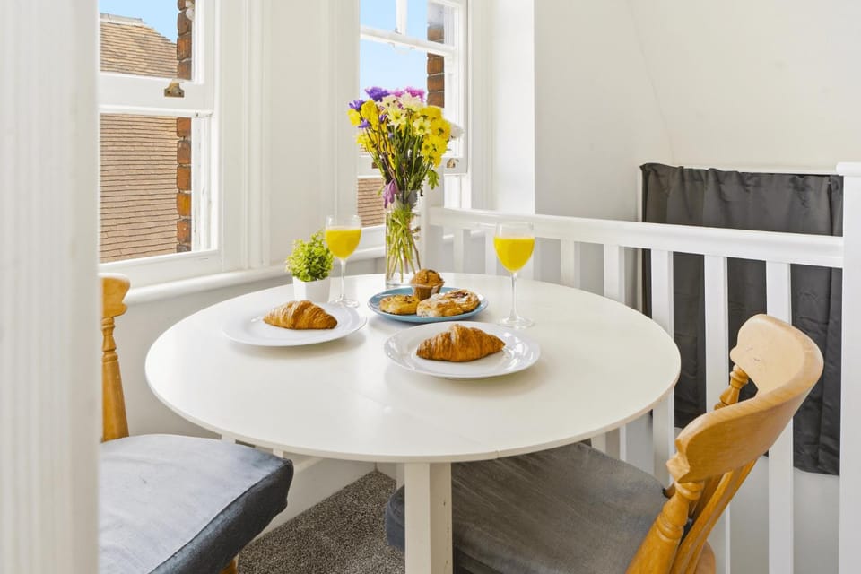 Food and drinks, Seating area, Dining area, Food