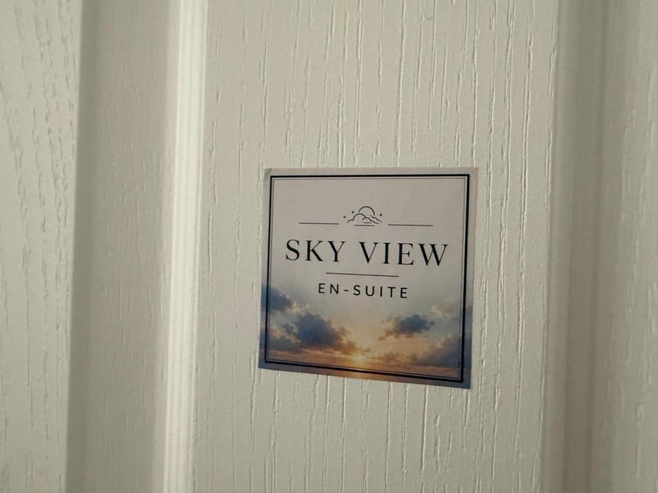 Sky View En-Suite Bed and Breakfast in Egham
