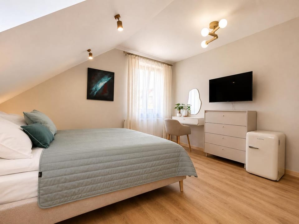 Bed, TV and multimedia, Photo of the whole room