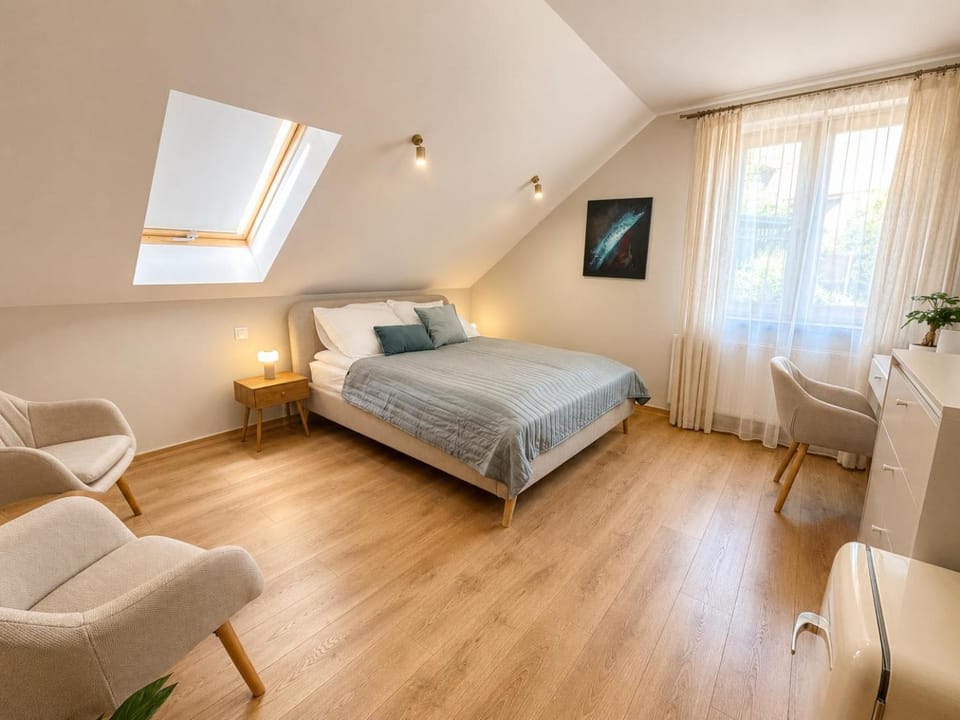 Bed, Photo of the whole room, Bedroom