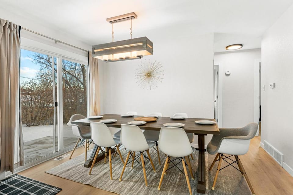 Modern Family Friendly Escape Central 5-Bedroom House in Thornton
