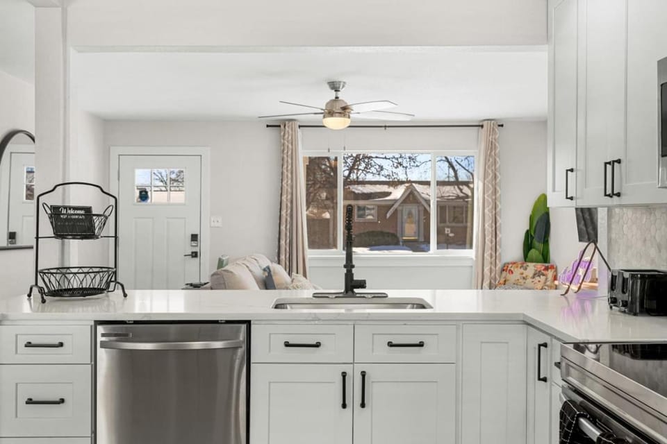 Modern Family Friendly Escape Central 5-Bedroom House in Thornton