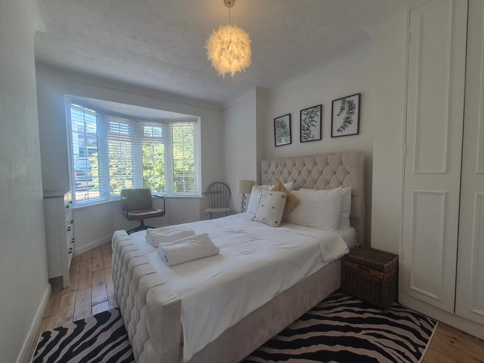 Two bedroom ground-floor private Garden plus free Parking House in Hove