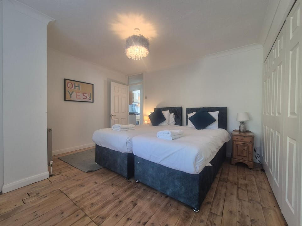 Two bedroom ground-floor private Garden plus free Parking House in Hove