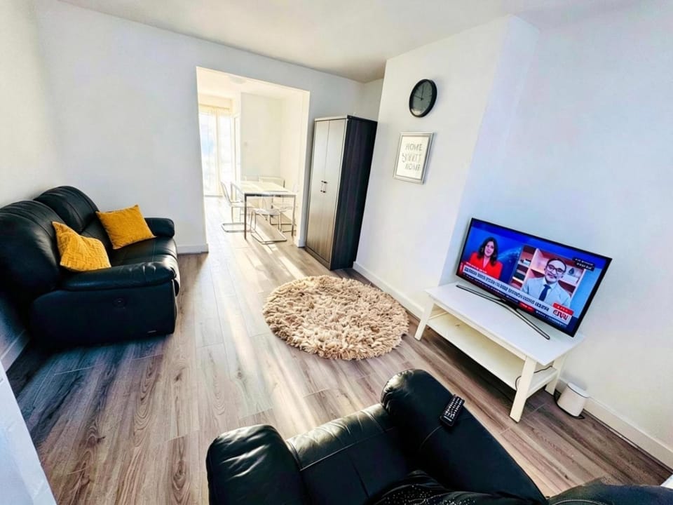 The Heath Haven- Morden 4 Bedroom House Near Station High Street, Free Parking WiFi Apartment in Ilford