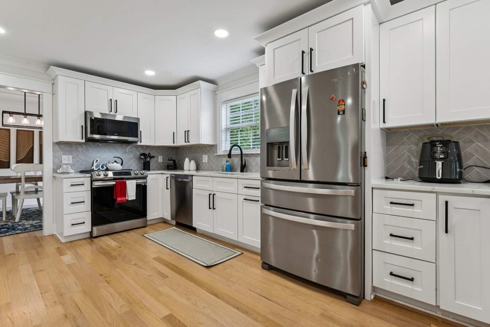 Cape Cod Pet-friendly Home House in Matthews