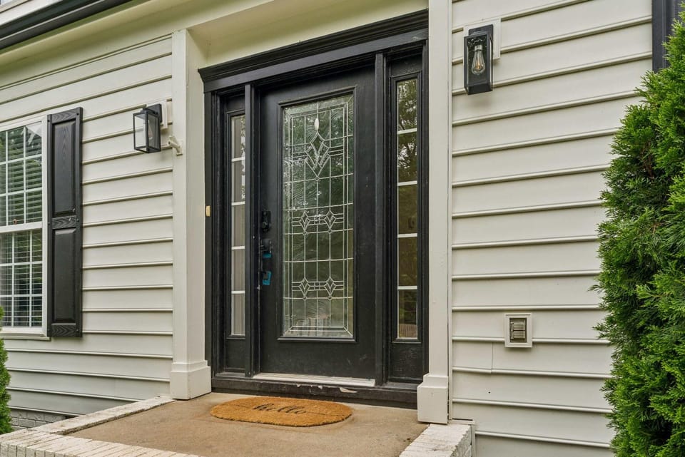 Cape Cod Pet-friendly Home House in Matthews