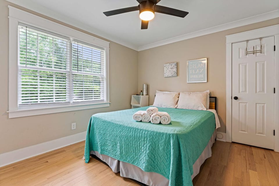 Cape Cod Pet-friendly Home House in Matthews
