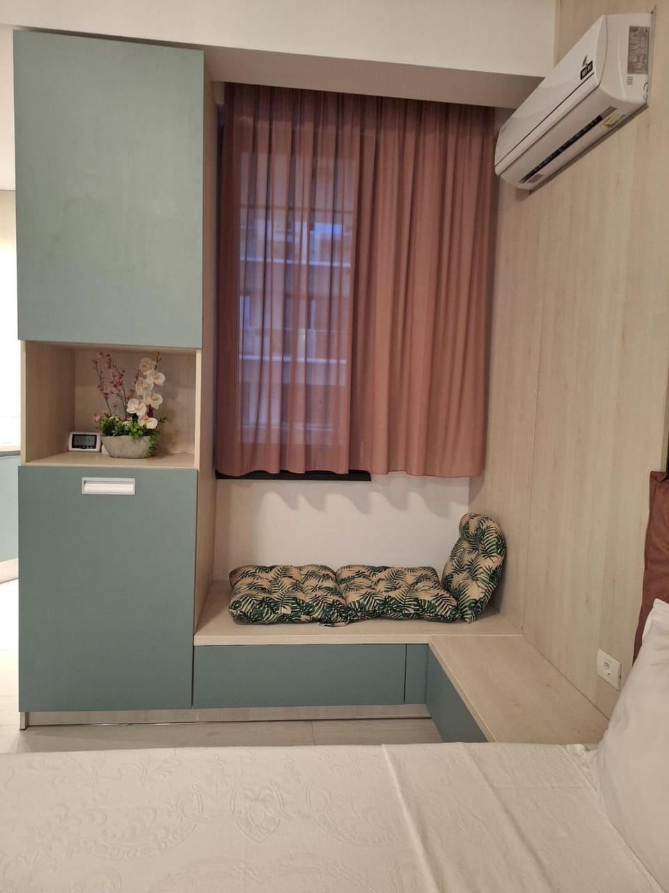 Photo of the whole room, air conditioner