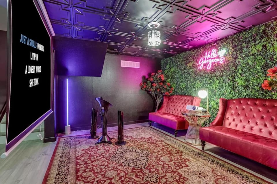 Pop Art Speakeasy Karaoke Mini Golf Hot Tub & Pool House in Westminster