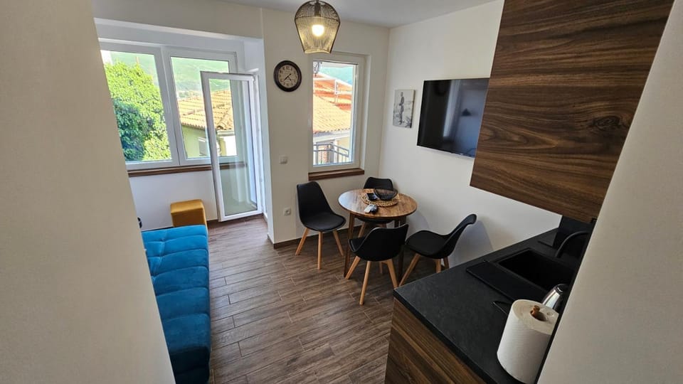 TV and multimedia, Living room, Seating area, Dining area