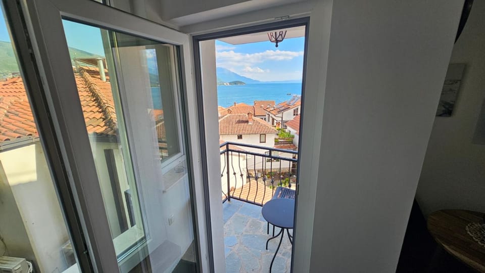 Day, Natural landscape, View (from property/room), Balcony/Terrace, Lake view, Mountain view